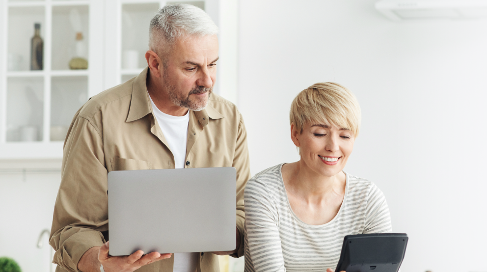 Homme âge et homme d'âge moyen souriants en créant leur compte MonBiron en ligne