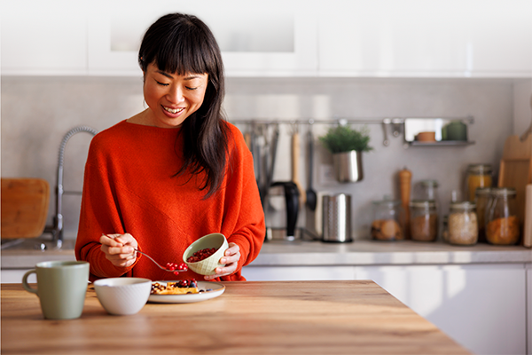 Femme qui prÃ©pare un dÃ©jeuner santÃ© adaptÃ© Ã  sa gÃ©nÃ©tique dans sa cuisine