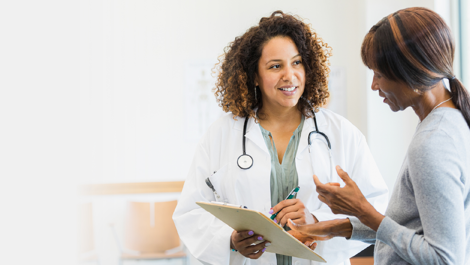 Femme médecin qui parle avec une patiente de ses résultats de test pharmacogénétique pour ajuster sa médication