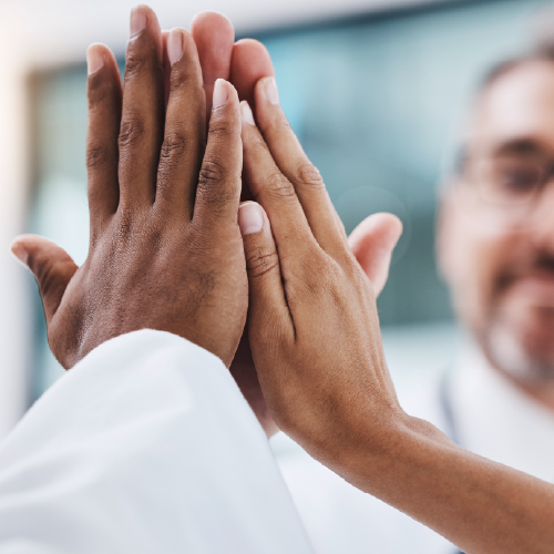 Trois mains collées pour les comparer et montrer les différences génétiques de chacun