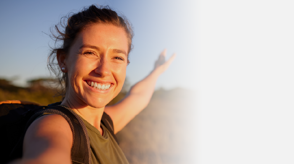 Femme avec un large sourire qui a confiance dans son choix de test PGx et microbiome avec Biron